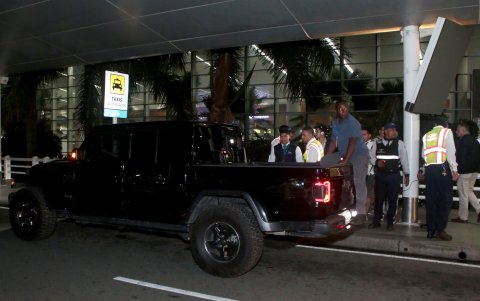 En una lujosa camioneta color negro se retiró Felipao del aeropuerto internacional José Joaquín de Olmedo.