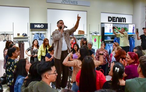 Toño Navarrete junto a sus fans