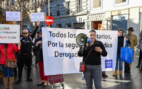 Medio centenar de personas, en su mayoría propietarios de viviendas ocupadas por familias vulnerables, se han manifestado este sábado 11 de enero en Madrid.