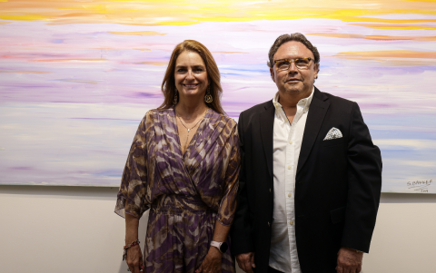 La artista junto a Enrique Ponce de León.