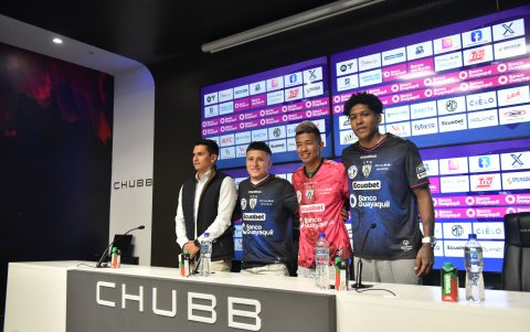 Saritama (i) presentó a Layan Loor, Arón Rodríguez y Óscar Quiñónez (d).