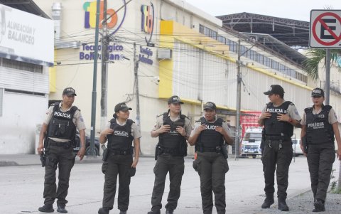 Elementos de la Policía Nacional resguardan el lugar donde se desarrollará el debate.