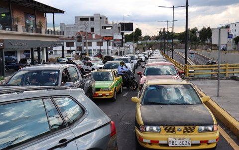 Cumbayá experimenta congestión vial por falta de infraestructuras adecuadas. Uno de los puntos conflictivos es el redondel de Las Bañistas