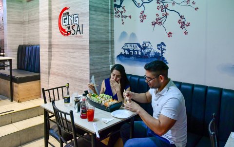 Comensales. En los locales se ve poca afluencia de personas. En varios suelen haber una pareja y en otros ninguno. Estos sitios han tomado medida para que sus clientes estén seguros.