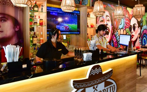 Los locales comerciales toman medidas para brindar seguridad a sus clientes como a ellos mismos. La oferta gastronómica en el sector es variada.