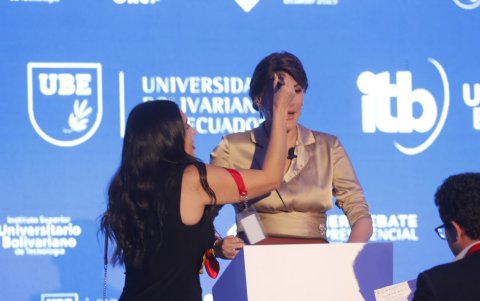 Los recesos son para el maquillaje, selfies y toda la asesoría necesaria para las candidatas.