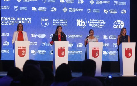 El segundo bloque del debate vicepresidencial arrancó con los siete candidatos previstos.