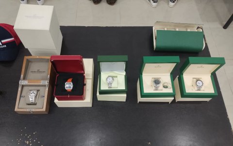 Imagen de los relojes de alta gama robados en un departamento.