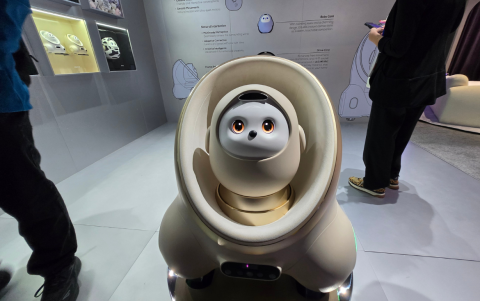 AiMe es el robot de compañía de TCL. El robot se puede personalizar hasta con ropa y accesorios.