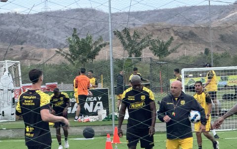 Felipe Caicedo en su primer entrenamiento con Barcelona.