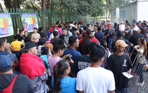 Decenas de personas aparecen amontonadas a la espera de realizar sus tramites migratorios, en Tapachula (México).