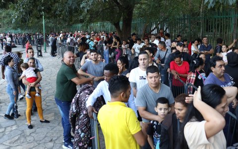 Las personas que esperan cumplir sus tramites migratorios, en Tapachula (México), deben hacer largas filas y esperar por horas.