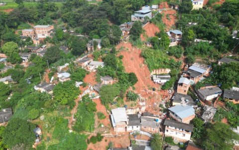 Vista aérea de los equipos de rescate trabajando en un lugar donde se produjo un deslizamiento de tierra en el barrio de Bethania, Ipatinga, estado de Minas Gerais, Brasil, el 12 de enero de 2025.