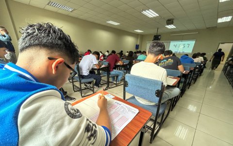 3. Exámenes.  Se realizan hasta las 12:00. Se rinden al menos 2 pruebas.