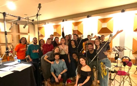 La Coya junto a sus compañeros en lapostproducción  de En busca de Emilia Pérez