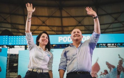 Diego Borja junto a Luisa González durante la convención donde fueron presentados como binomio presidencial.
