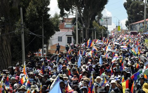 Simpatizantes de Evo Morales, ondean banderas mientras marchan durante la marcha ‘Comunales por la Vida’ contra el gobierno de Luis Arce.