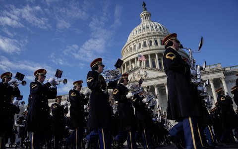 Una banda militar actúa durante un ensayo general en el Capitolio antes de la toma de posesión del presidente electo Donald Trump, en Washington, DC.
