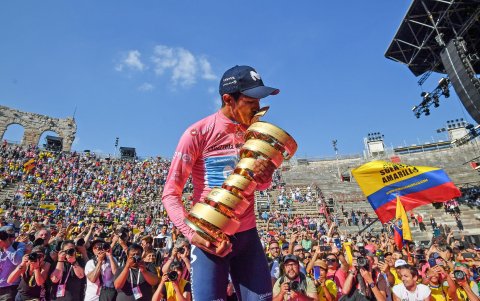 Recuerdo histórico de cuando Richard Carapaz ganó el Giro de Italia 2019, siendo el primer tricolor en coronarse en una de las tres grandes pruebas del mundo.