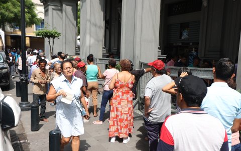 Escena. Desde Malecón, Diez de Agosto y Clemente Ballén se forman las hileras de ciudadanos que van hacia las ventanillas de recaudación del Palacio Municipal.