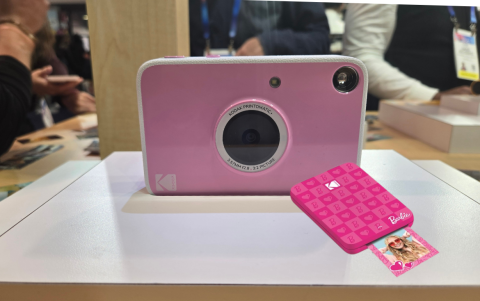 Barbie X Kodak Printomatic y Step Slim; cámaras de fotografía que imprimen al instante.