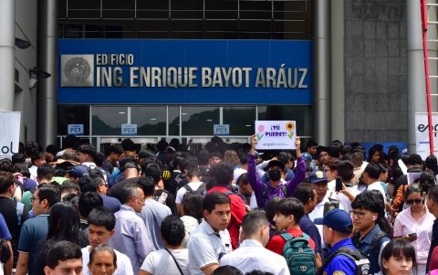 Cientos de personas realizaron filas previo a dar el examen en la Espol