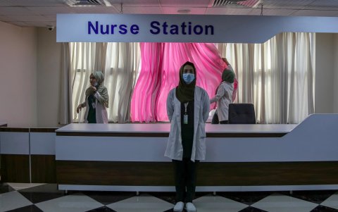 Kabul. Tahmina Azami y Madina Azami, fueron expulsadas de sus prácticas en los centros de estudios y hospitales.