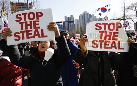 Los partidarios del presidente destituido de Corea del Sur, Yoon Suk Yeol, protestan frente al edificio del complejo gubernamental.