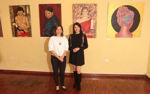 Adelina Landívar, directora Centro Cultural Ecuatoriano Alemán, y la artista Mariana Portilla.