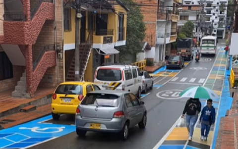 Ejemplo de calles marcadas para la pacificación de tráfico en Antioquia, Colombia.