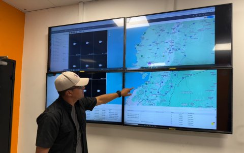 Héctor Pesantez, explica como se hacen los protocolos de seguridad.