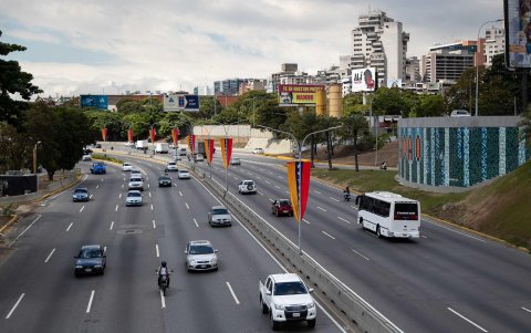 Varios vehículos transitan por la autopista Francisco Fajardo este martes, en Caracas (Venezuela).