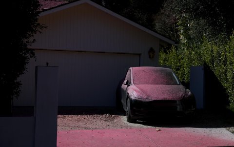 Un automóvil está cubierto con retardante de fuego en el barrio de Pacific Palisades en Los Ángeles, California, EE. UU., el 12 de enero de 2025.