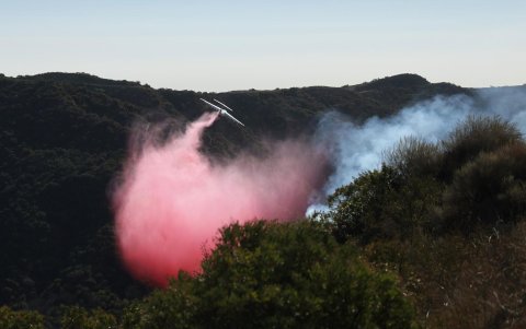 Un avión arroja retardante de fuego sobre una sección del incendio forestal de Palisades en el área de Pacific Palisades de Los Ángeles, California, EE.UU., el 10 de enero de 2025.