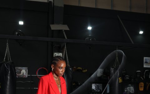 Entrena tan duro, que saltar la cuerda con tacones le fue muy fácil.