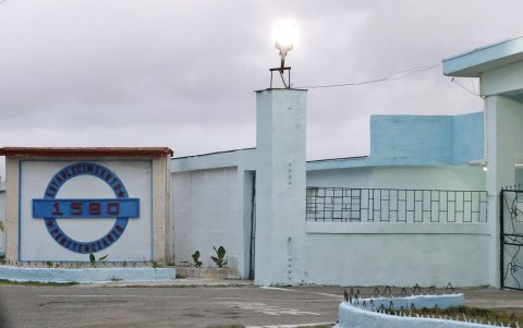 Fotografía donde se observa la entrada de la prisión 1580 este miércoles, en La Habana (Cuba).