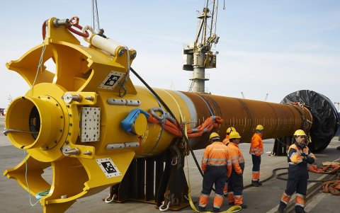 Traslado de la estructura de anclaje de una boya WEC-C4.