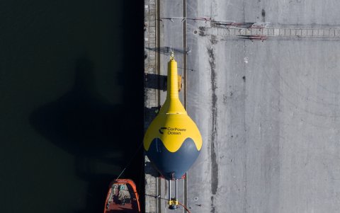 En la imagen se cumple el traslado de una boya WEC-C4 por  muelle de zona portuaria.