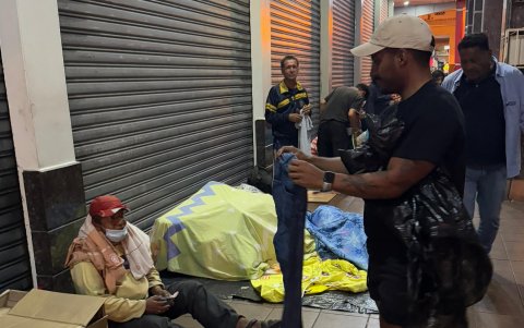 Ayuda. Regularmente brindan alimentos, ropa y atención médica a personas en situación de calle.