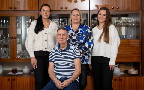 El polaco Wladyslaw Osik, de 82 años, superviviente de un campo de concentración nacido en Auschwitz, posa con su hija Anna (2.ª por la derecha) y sus nietas Natalia (izq.) y Nicola.