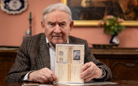 El polaco Bogdan Bartnikowski, de 92 años, superviviente, nacido en Varsovia, posa con su tarjeta de trabajo, documento de identidad emitido por los alemanes para trabajadores extranjeros forzados.