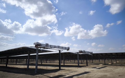 Imagen de la planta Al Dhafra Solar PV2, situada a unos 30 kilómetros al sur de Abu Dabi.