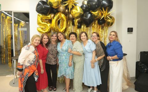 Rocío Maldonado, Shirley Prieto, María Elena Sánchez, Leticia Haz, Fátima Flores, Amira Maluk, Patricia Ubillus y Norma Farhat.