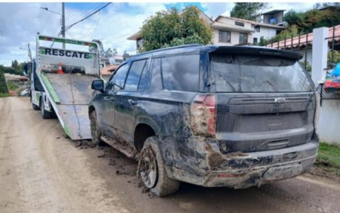 El vehículo blindado que transporta al alcalde de Cuenca, Cristian Zamora quedó con varios daños visibles en la carrocería.