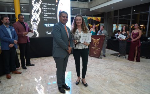 Asociación de Tenis de Pichincha entregó el título al mejor de 2024 a su mamá, Claudia Colmenares.