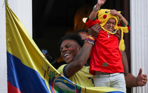 El youtuber estadounidense Speed sostiene al influencer Jorgito Guayaco en la ciudad de Quito