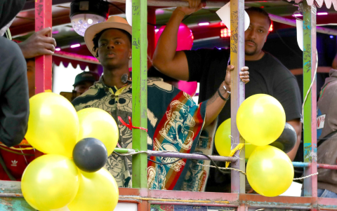 El youtuber estadounidense Speed, monta en una tradicional chiva este jueves, en la ciudad de Quito (Ecuador).