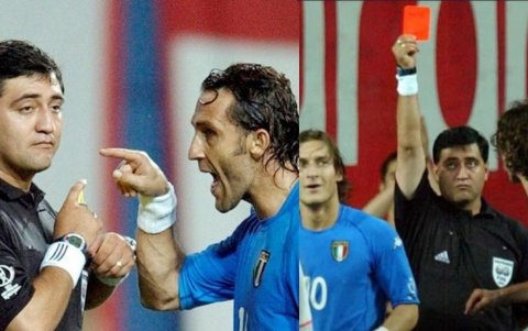 Byron Moreno y Francesco Totti cuando el ecuatoriano lo expulsó en el Mundial 2002.