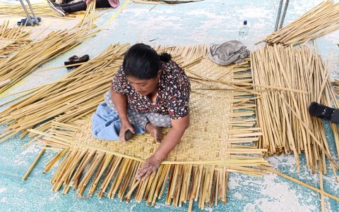 Una vez que el tejido alcanza el tamaño deseado, se elabora la cumba, que no es más que el remate y el doblado que da paso al característico filo.