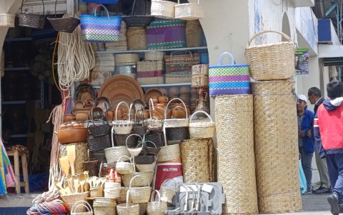 Las artesanías hechas de totora se venden en las ferias y en las plazas.